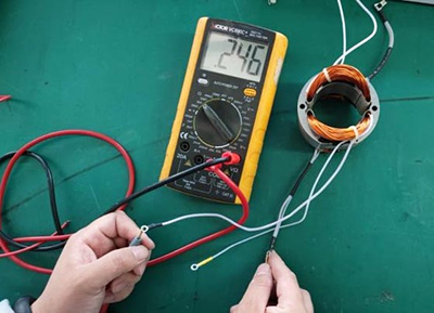 萬用表測量電機(jī)定子-艾普智能.jpg